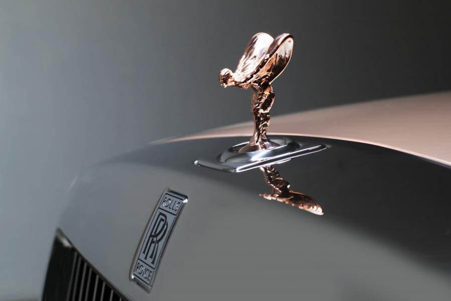 Логотип Rolls-Royce Phantom EWB Whispered Muse 2018 года  (фото 2 из 7)